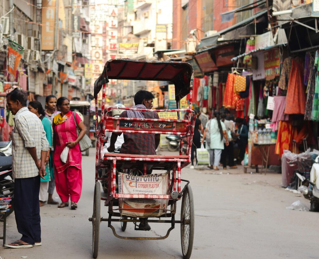 De steegjes en boulevards van Delhi (O, - ,-)